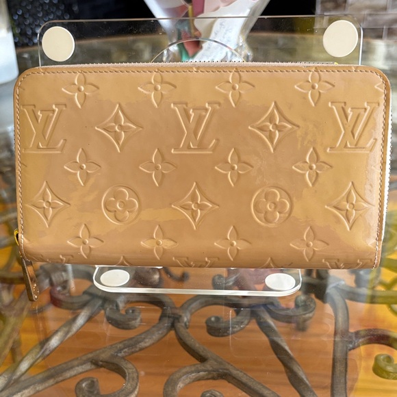 Louis Vuitton Handbags - Authentic Louis Vuitton Beige Vernis Monogram Wallet
